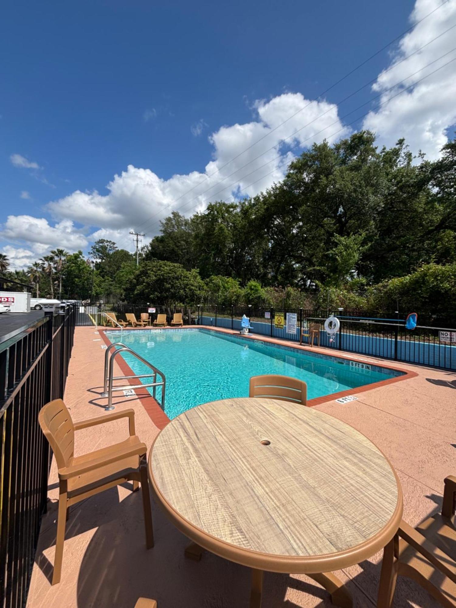 אלאצ'ואה High Springs Inn Soon To Be Clarion Pointe מראה חיצוני תמונה